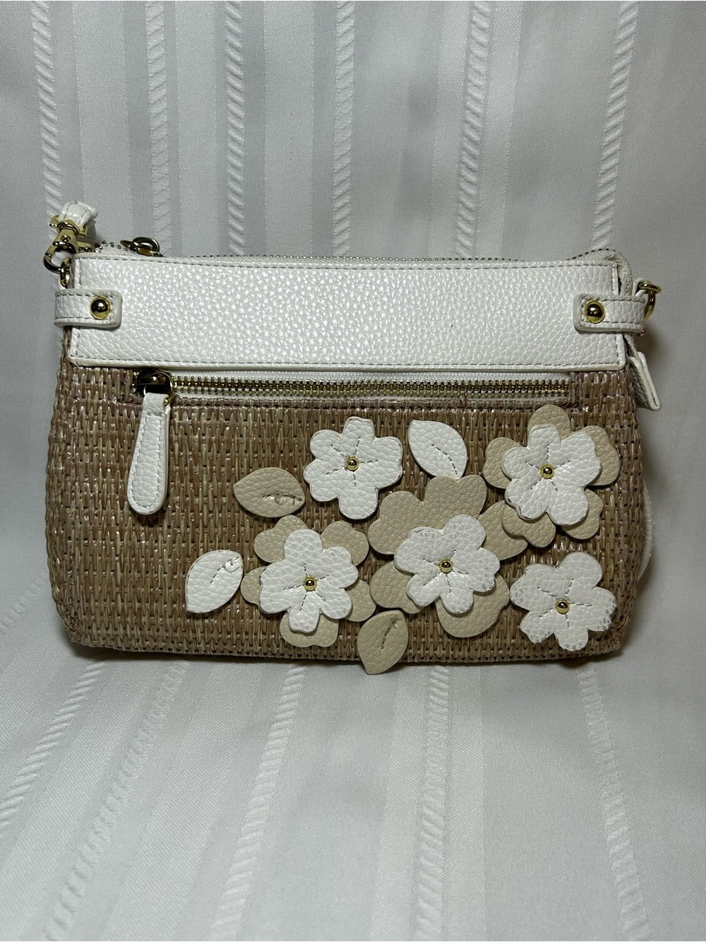 Liz Claiborne Crossbody Clutch Purse Bag White Floral Appliqué Tan Woven Zipper